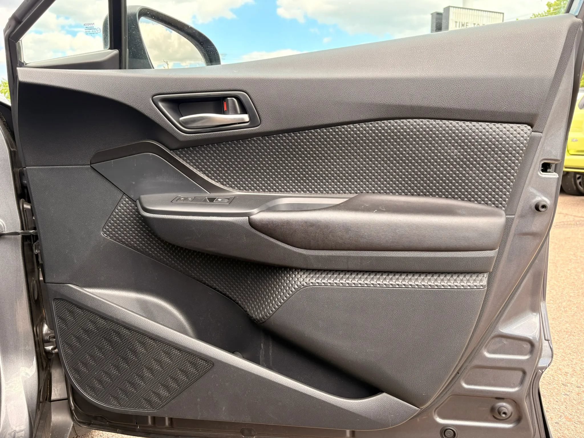 Used 2018 Toyota C-HR XLE FWD image 9