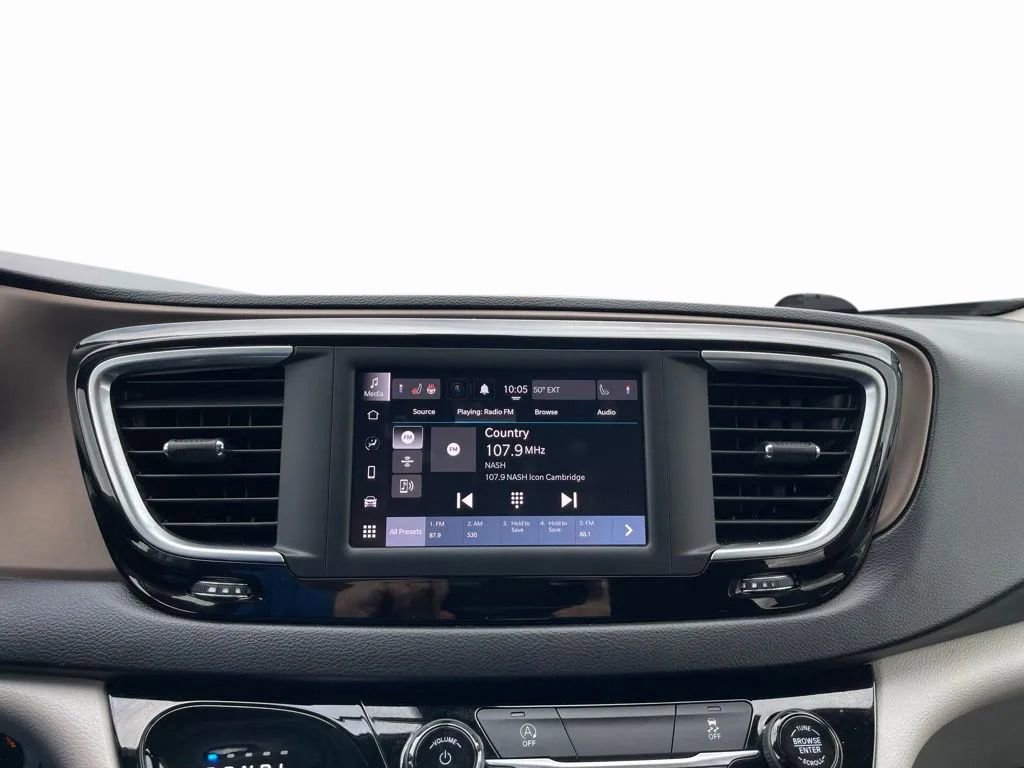 Used 2022 Chrysler Voyager LX image 10