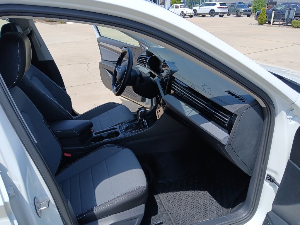 Certified 2025 Volkswagen Jetta SE w/ Sunroof Package FWD image 23