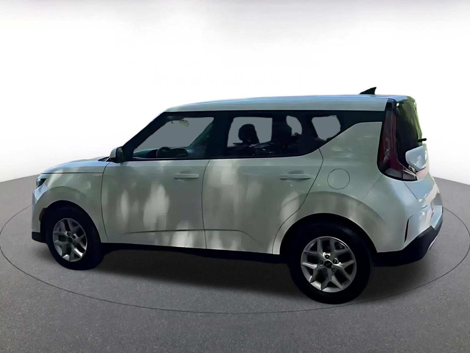 Used 2025 Kia Soul LX w/ LX Technology Package FWD image 10