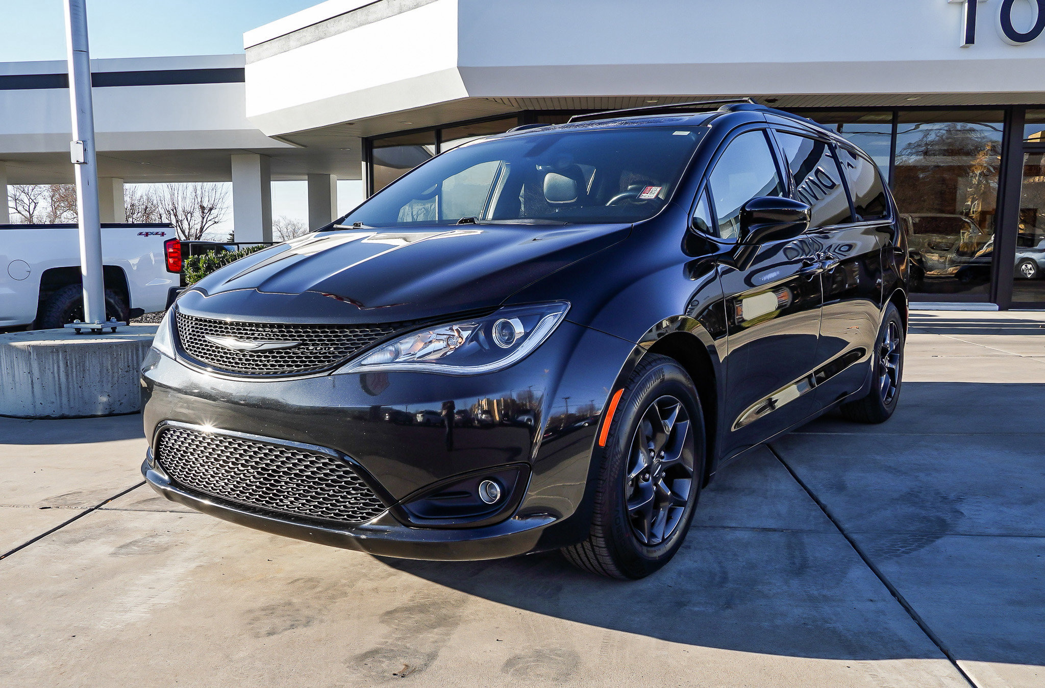 Used 2019 Chrysler Pacifica Touring-L w/ S Appearance Package image 4