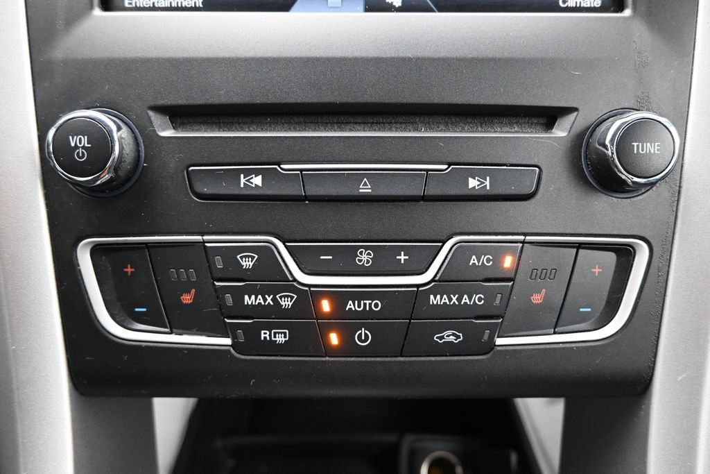 Used 2016 Ford Fusion SE FWD image 18