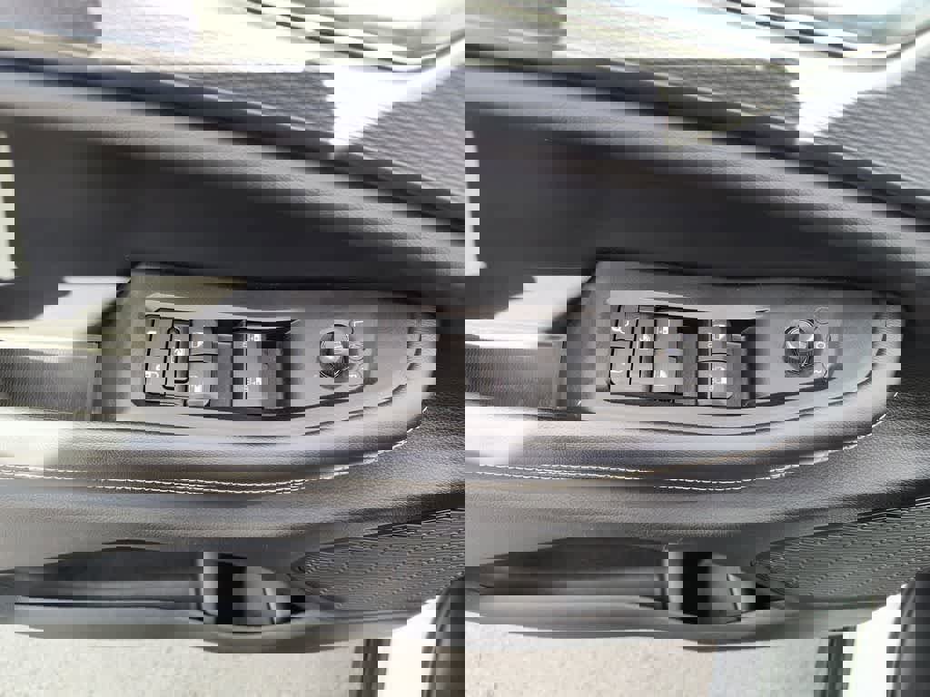 Used 2023 Jeep Grand Cherokee Laredo image 13