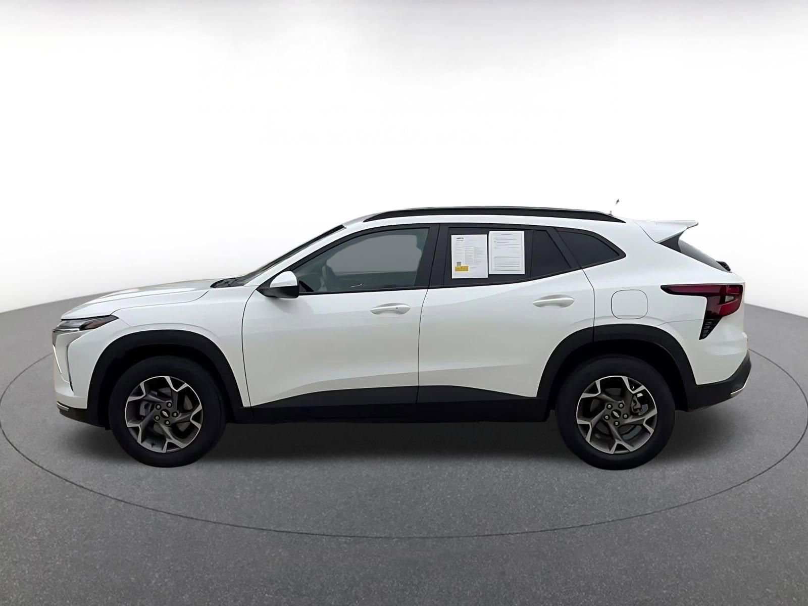 Used 2025 Chevrolet Trax LT w/ LT Convenience Package FWD image 9