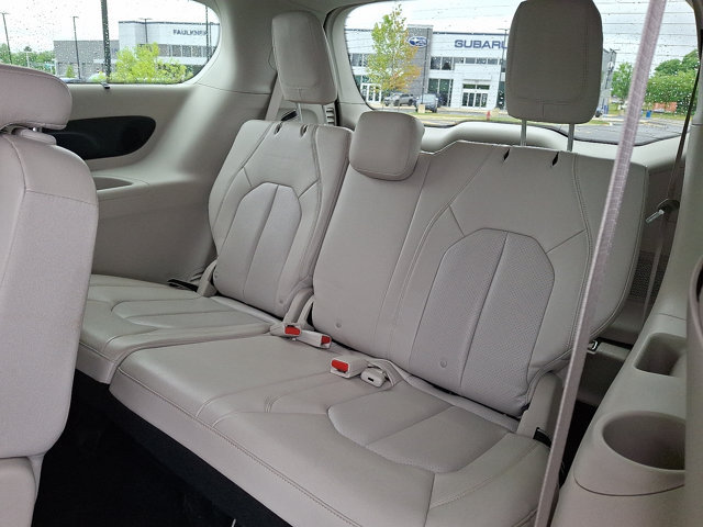 Used 2017 Chrysler Pacifica Touring-L Plus w/ Advanced Safetytec Group FWD image 12