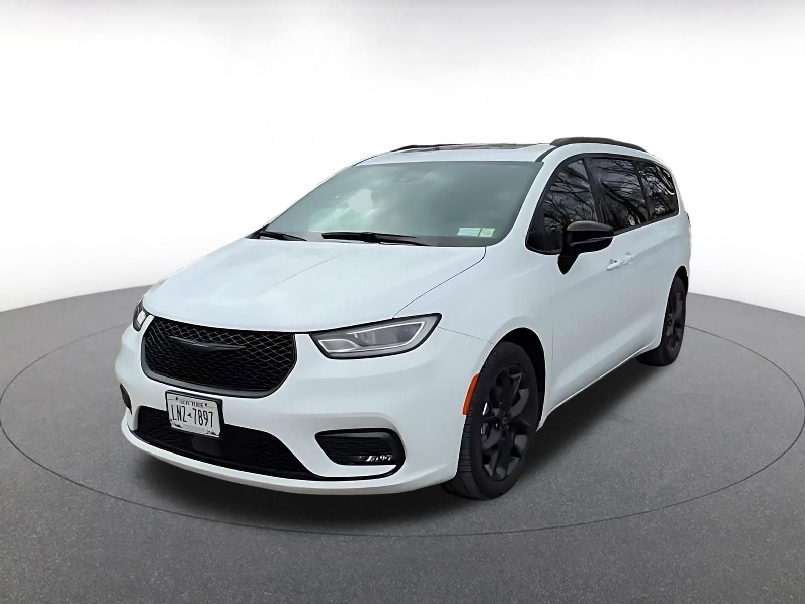 Used 2025 Chrysler Pacifica Limited image 7