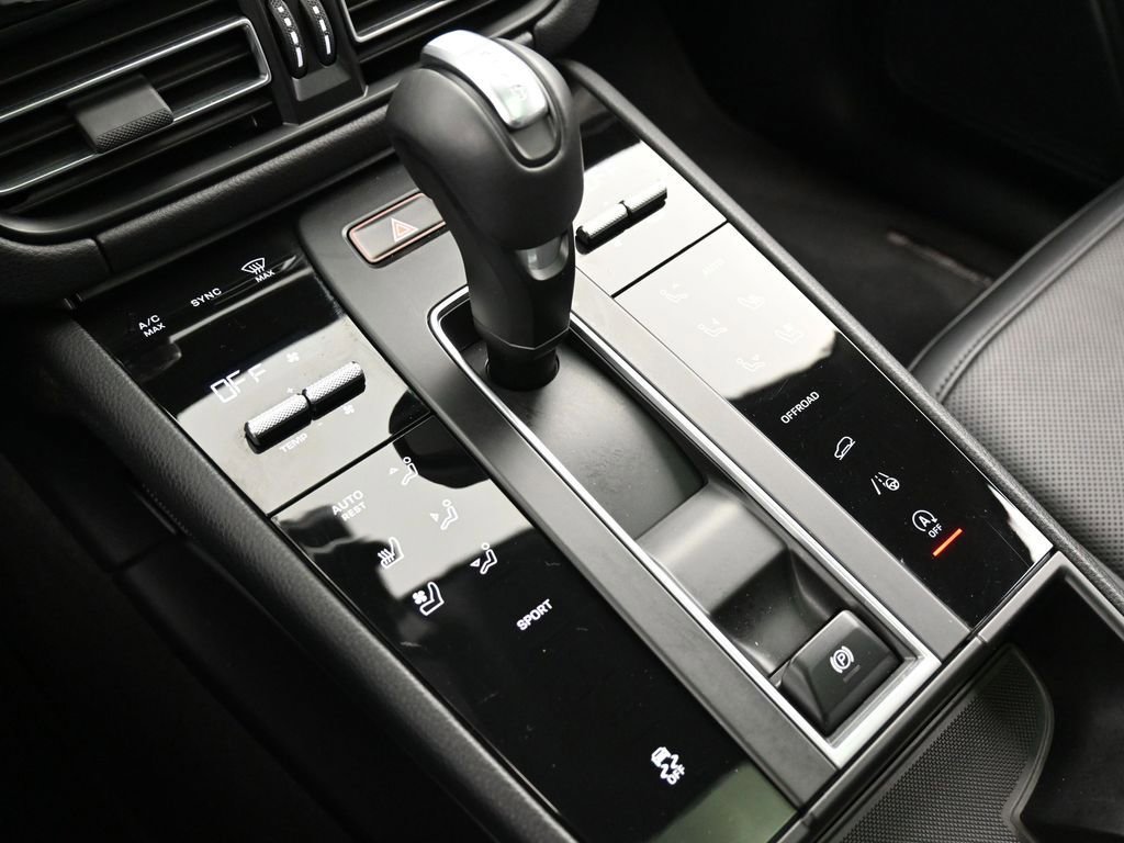 Certified 2025 Porsche Macan AWD/4WD image 22