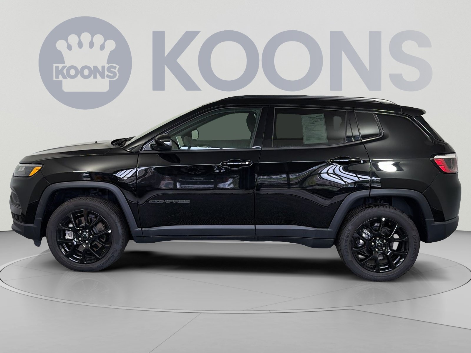 Used 2025 Jeep Compass Latitude w/ Sun & Sound Group AWD/4WD image 2