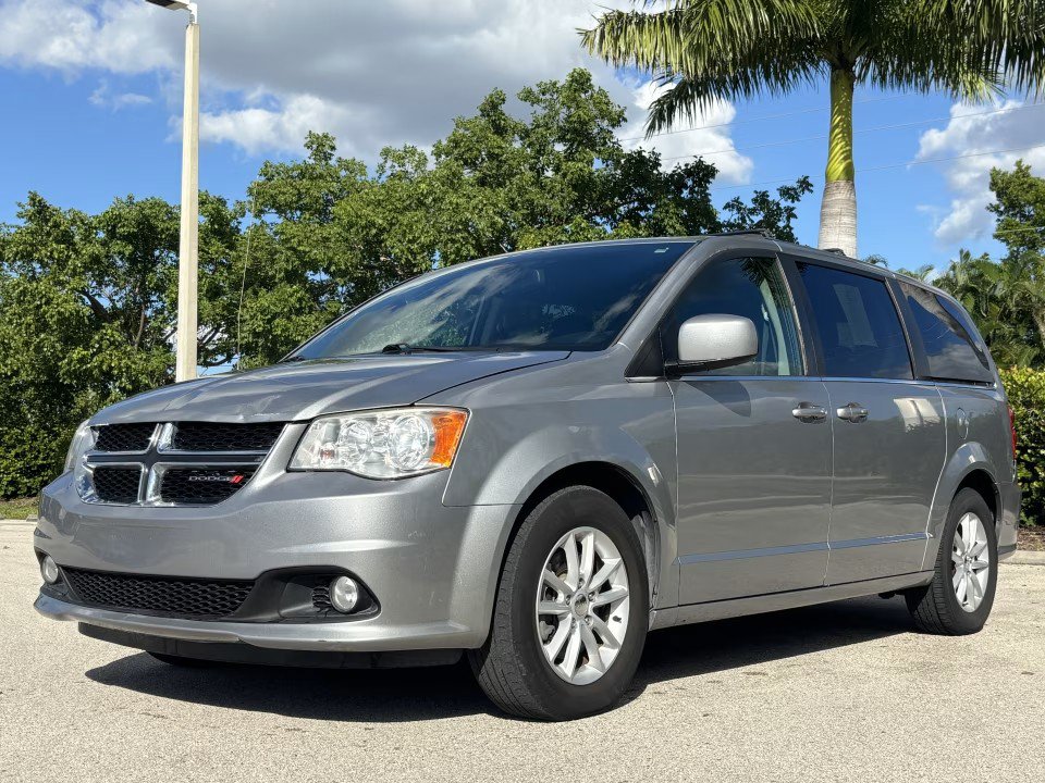 Used 2019 Dodge Grand Caravan SXT FWD image 2