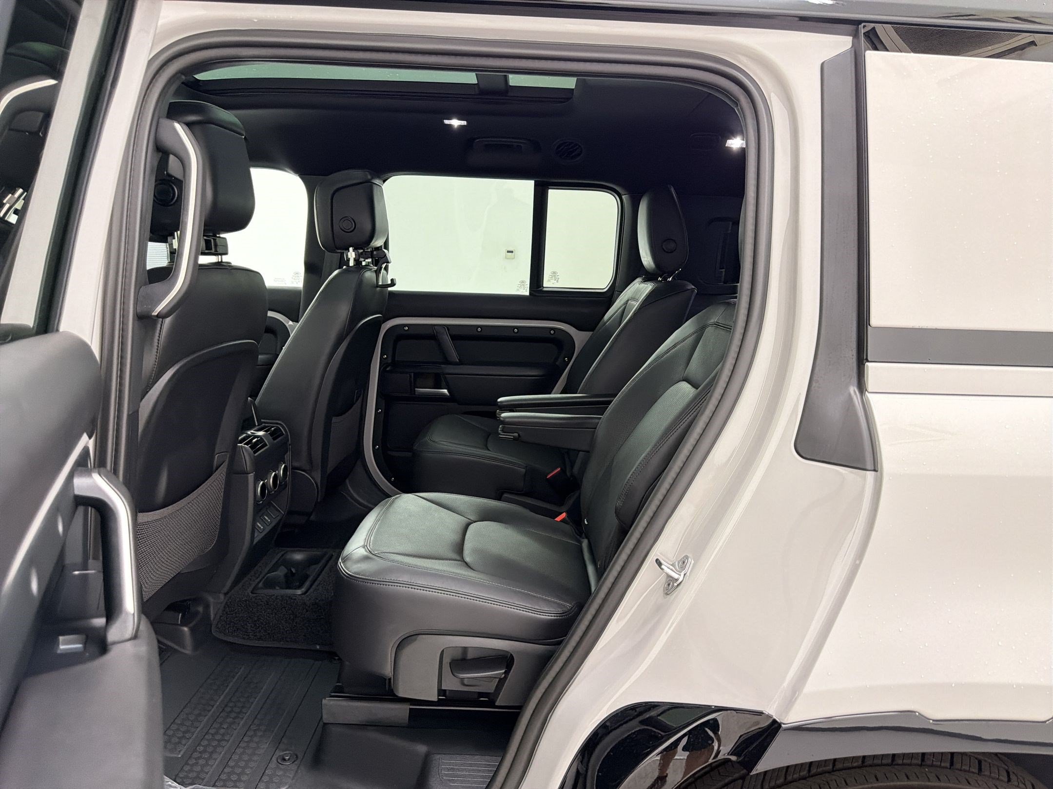 New 2026 Land Rover Defender 130 X-Dynamic SE AWD/4WD image 25