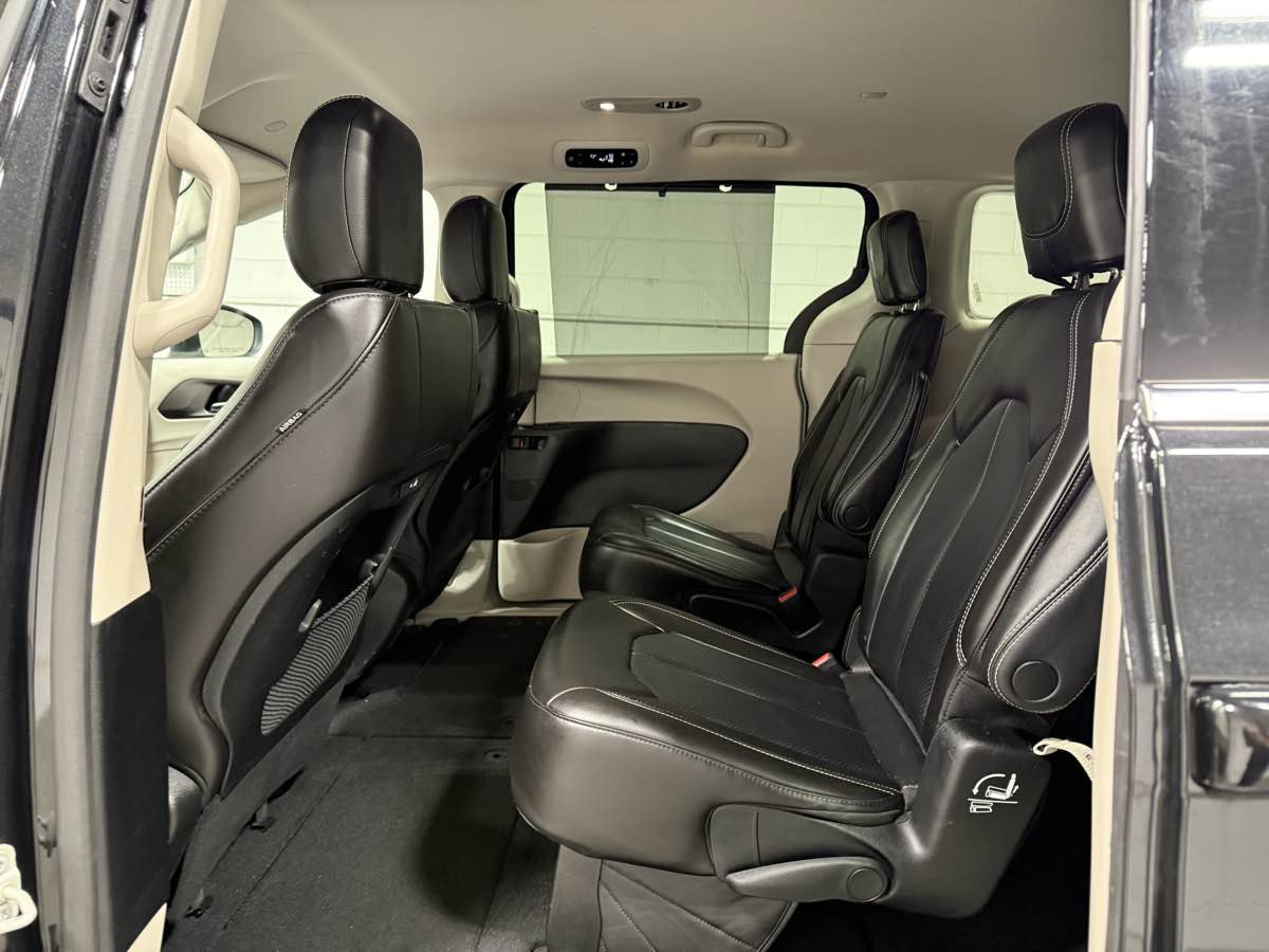 Used 2023 Chrysler Pacifica Touring-L image 16