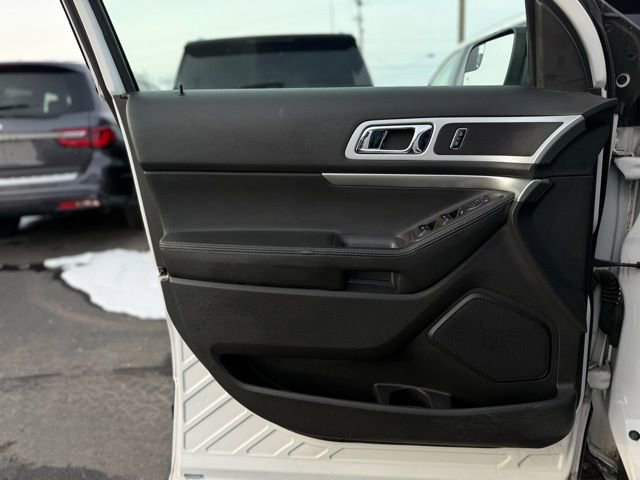 Used 2015 Ford Explorer XLT w/ Equipment Group 202A image 9