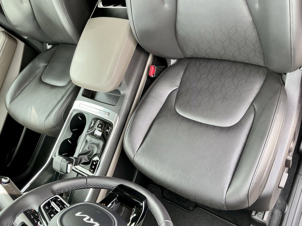 Used 2025 Kia Carnival EX image 40