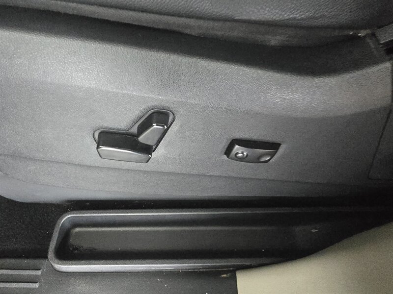 Used 2015 Chrysler Town & Country Touring w/ Driver Convenience Group FWD image 20
