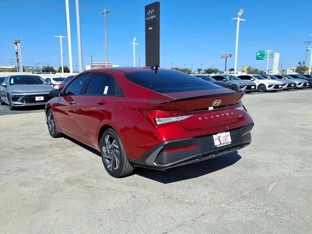 Used 2025 Hyundai Elantra SEL image 3