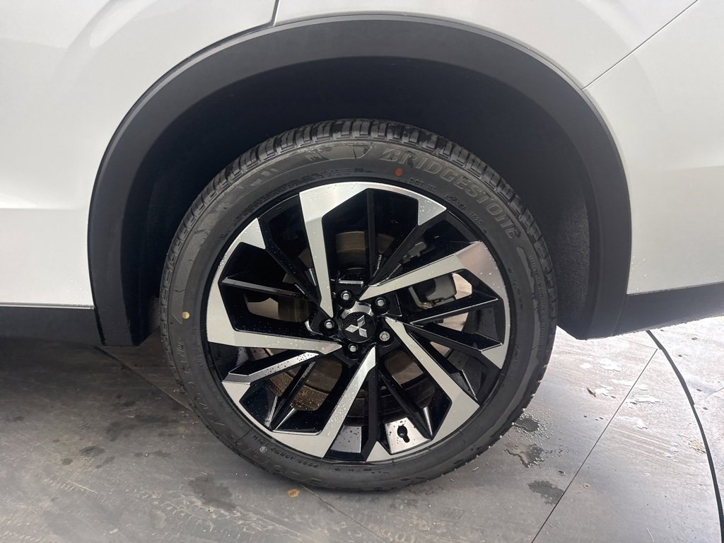 New 2025 Mitsubishi Outlander SE image 11