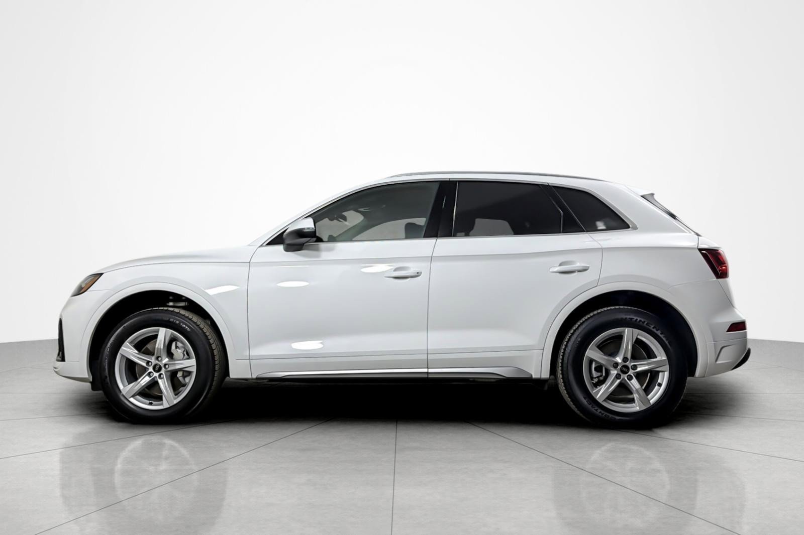 Used 2023 Audi Q5 2.0T Premium w/ Convenience Package AWD/4WD image 2