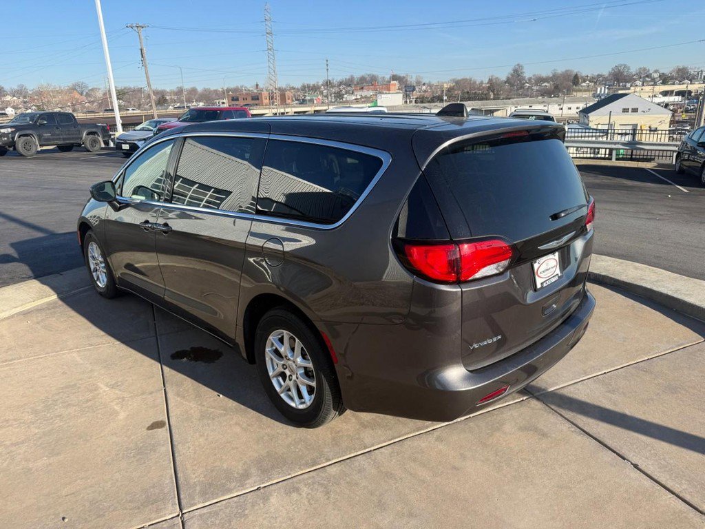 Used 2023 Chrysler Voyager LX image 9
