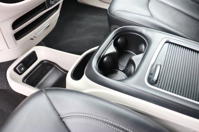 Used 2024 Chrysler Pacifica Select image 19