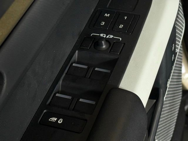 Used 2023 Land Rover Defender 130 X-Dynamic SE image 28