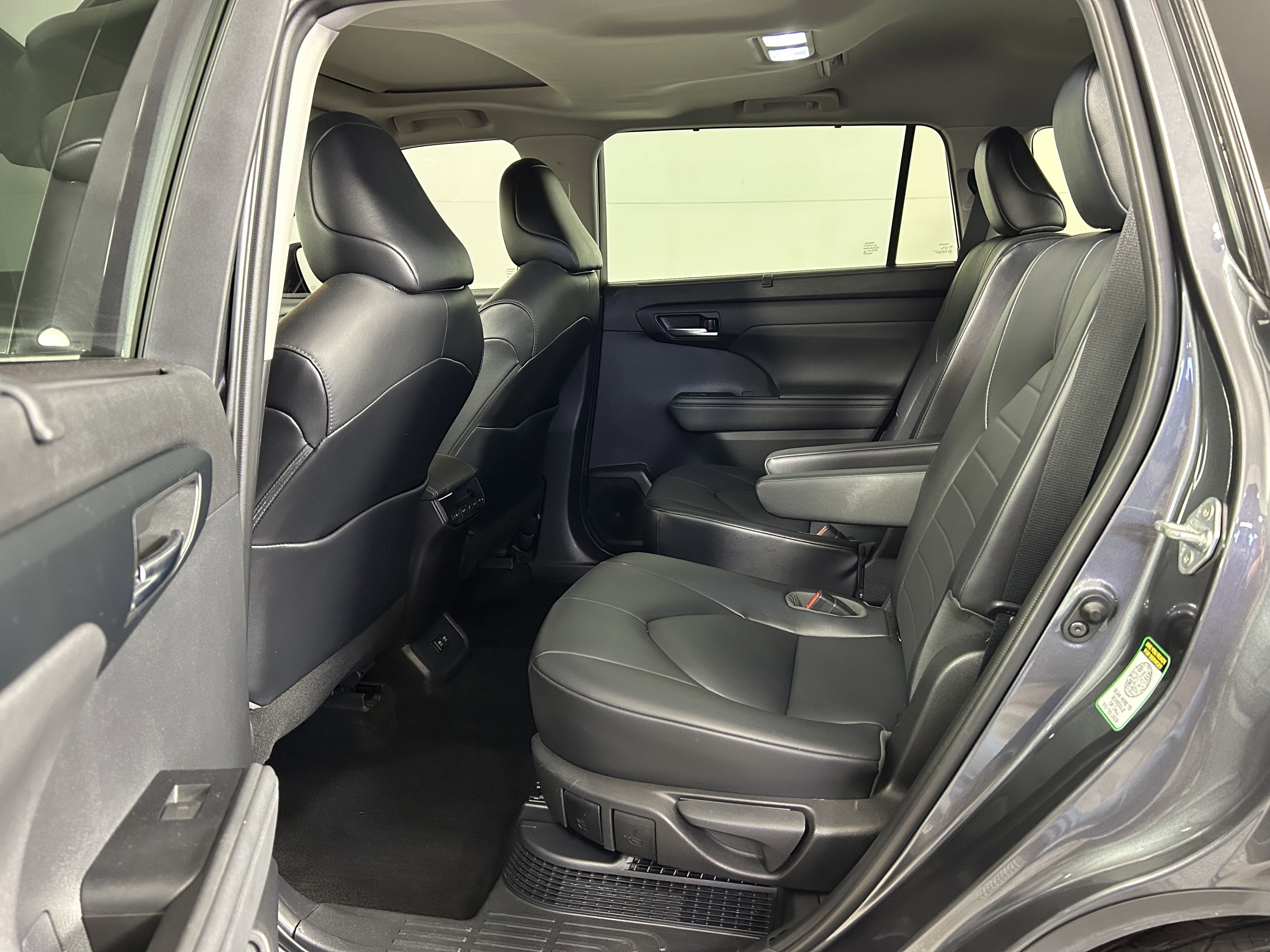 Used 2021 Toyota Highlander XLE image 16