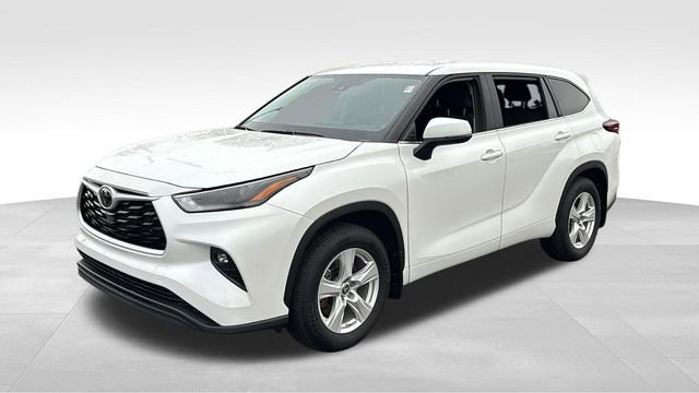 Used 2025 Toyota Highlander LE AWD/4WD image 3