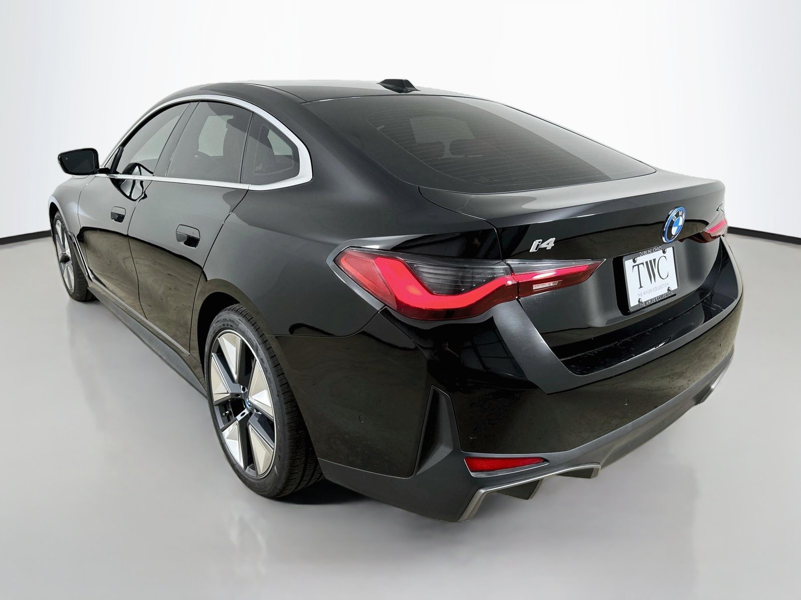 Used 2024 BMW i4 eDrive35 w/ Premium Package RWD image 7