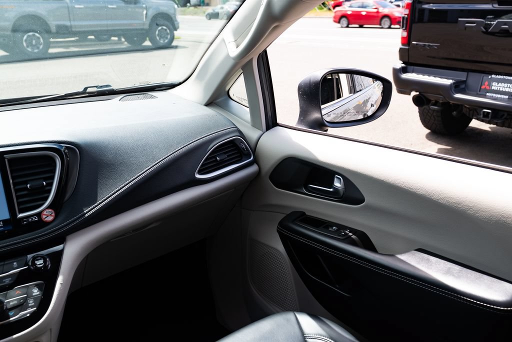 Used 2023 Chrysler Pacifica Touring-L FWD image 10
