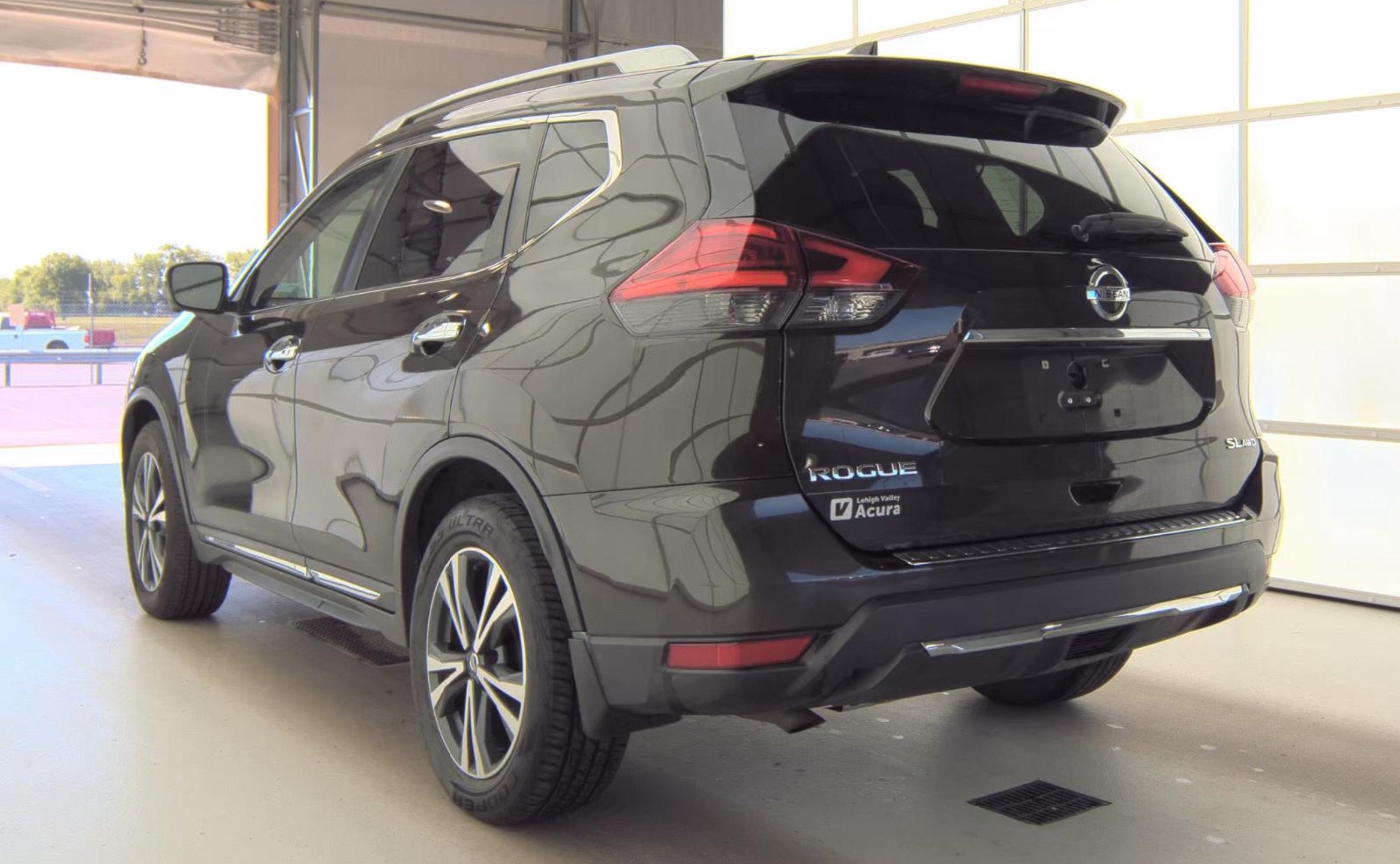 Used 2017 Nissan Rogue SL w/ SL Premium Package AWD/4WD image 4