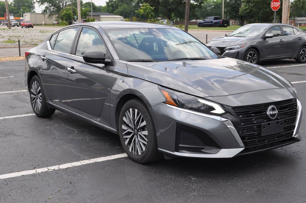 Used 2024 Nissan Altima 2.5 SV image 1
