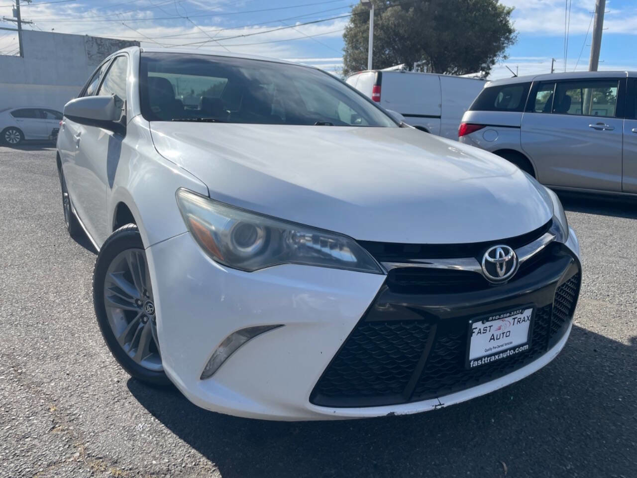 Used 2015 Toyota Camry SE FWD image 1