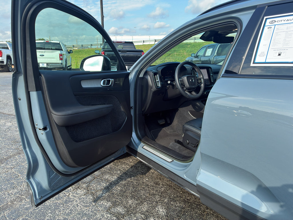 Used 2023 Volvo XC40 B4 Ultimate FWD image 9
