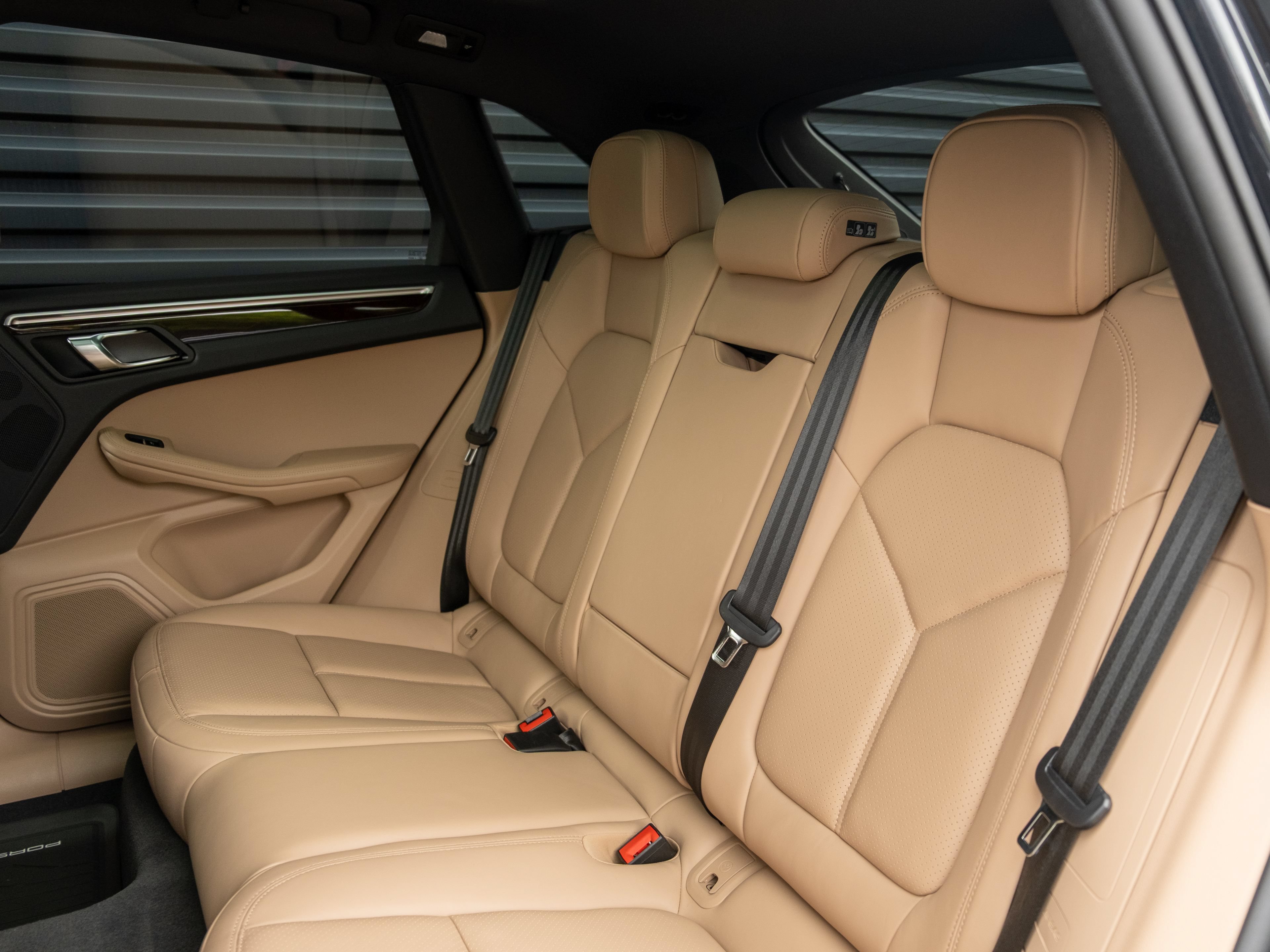Certified 2023 Porsche Macan AWD/4WD image 35