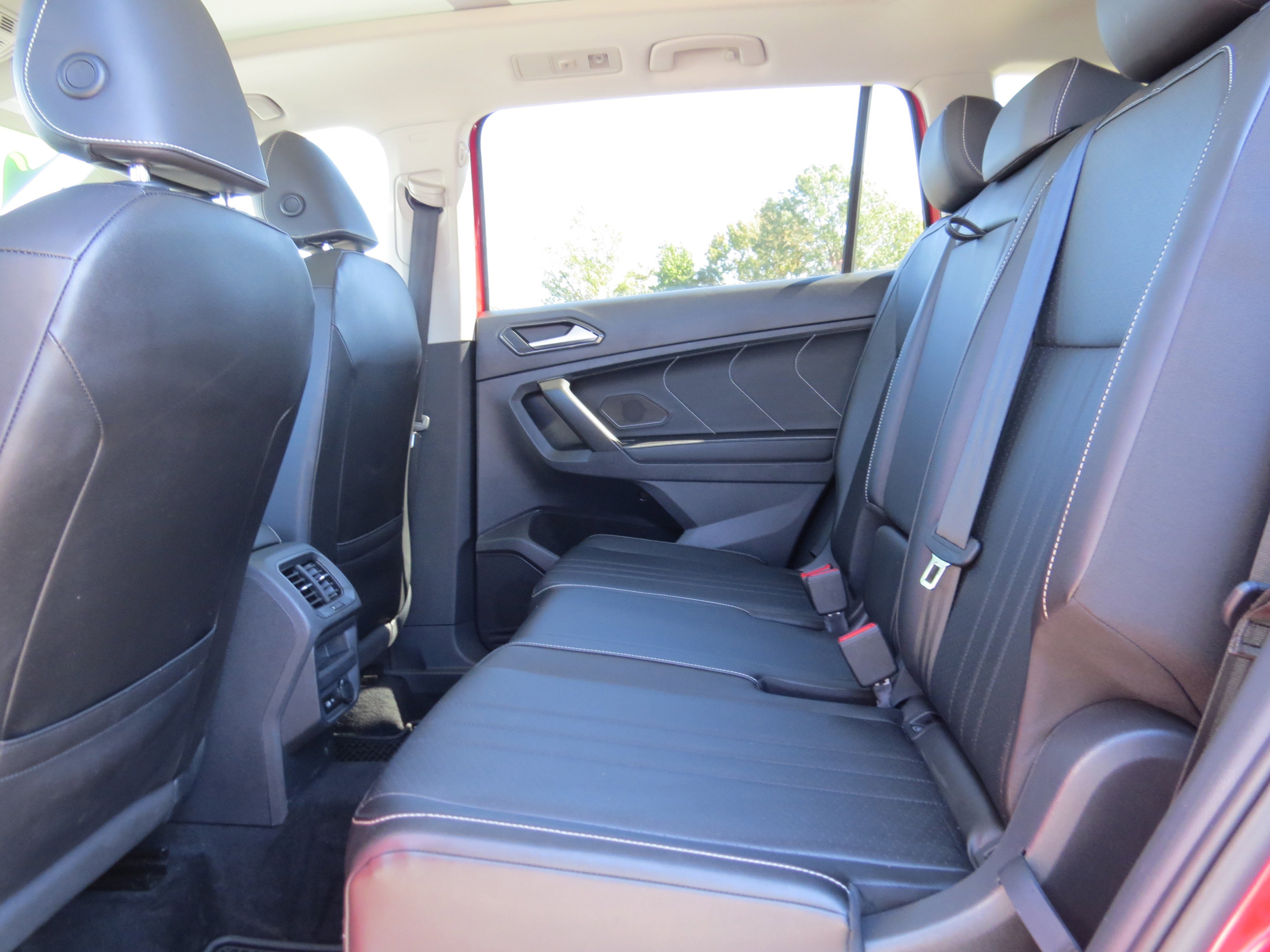 Used 2022 Volkswagen Tiguan SE w/ Panoramic Sunroof Package image 15