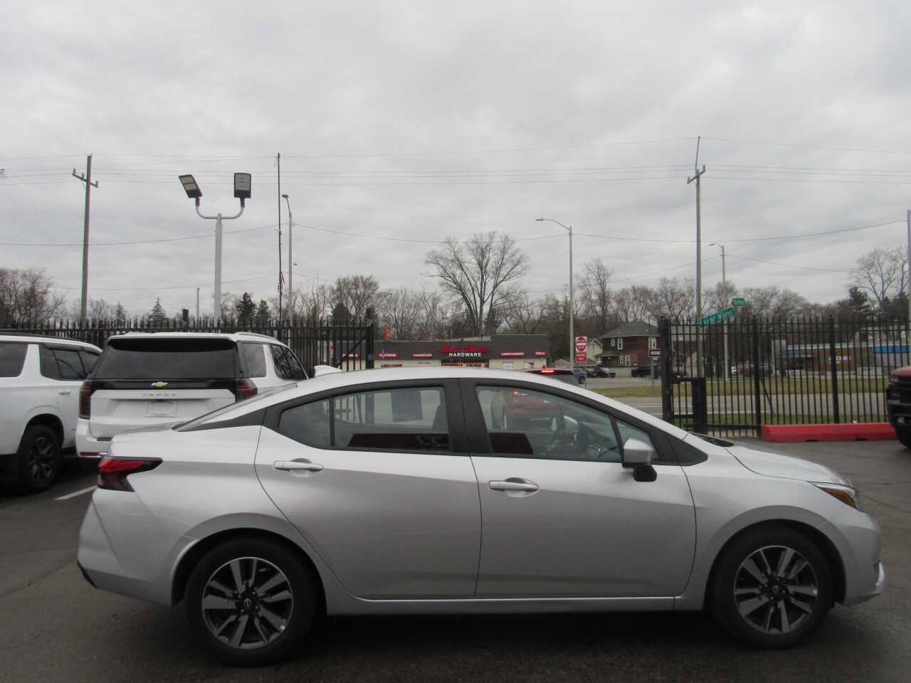 Used 2025 Nissan Versa SV image 4