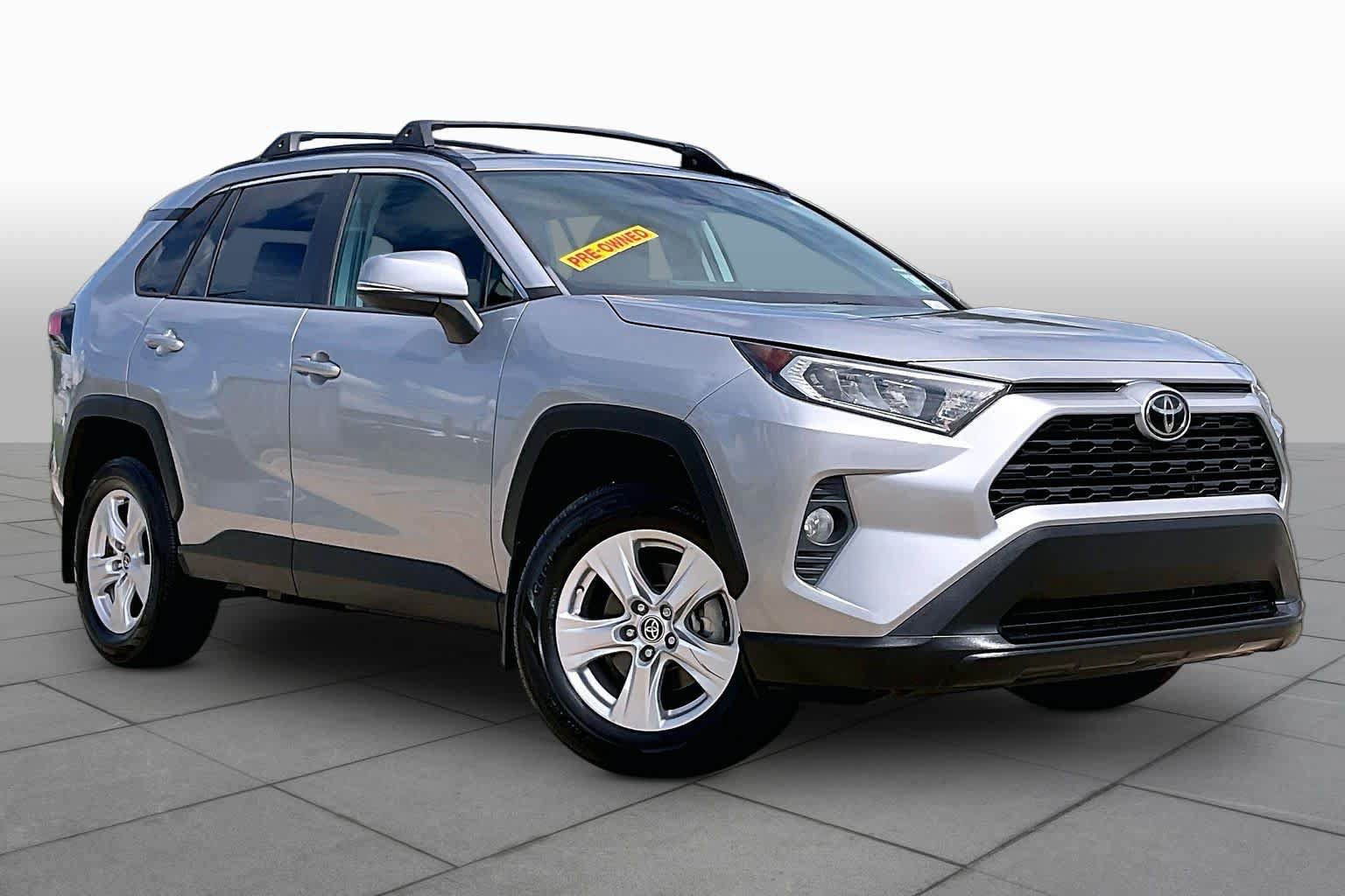 Used 2021 Toyota RAV4 XLE w/ Convenience Package FWD image 3