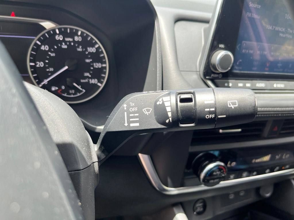Used 2025 Nissan Rogue SV FWD image 18