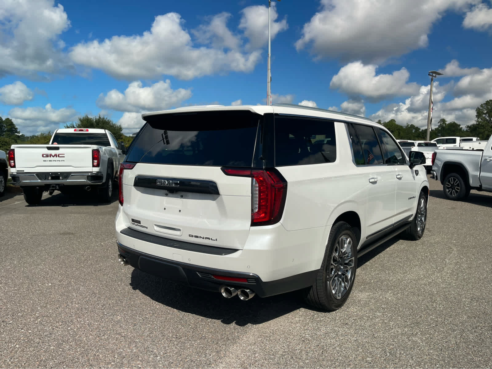 Used 2023 GMC Yukon XL Denali Ultimate AWD/4WD image 5