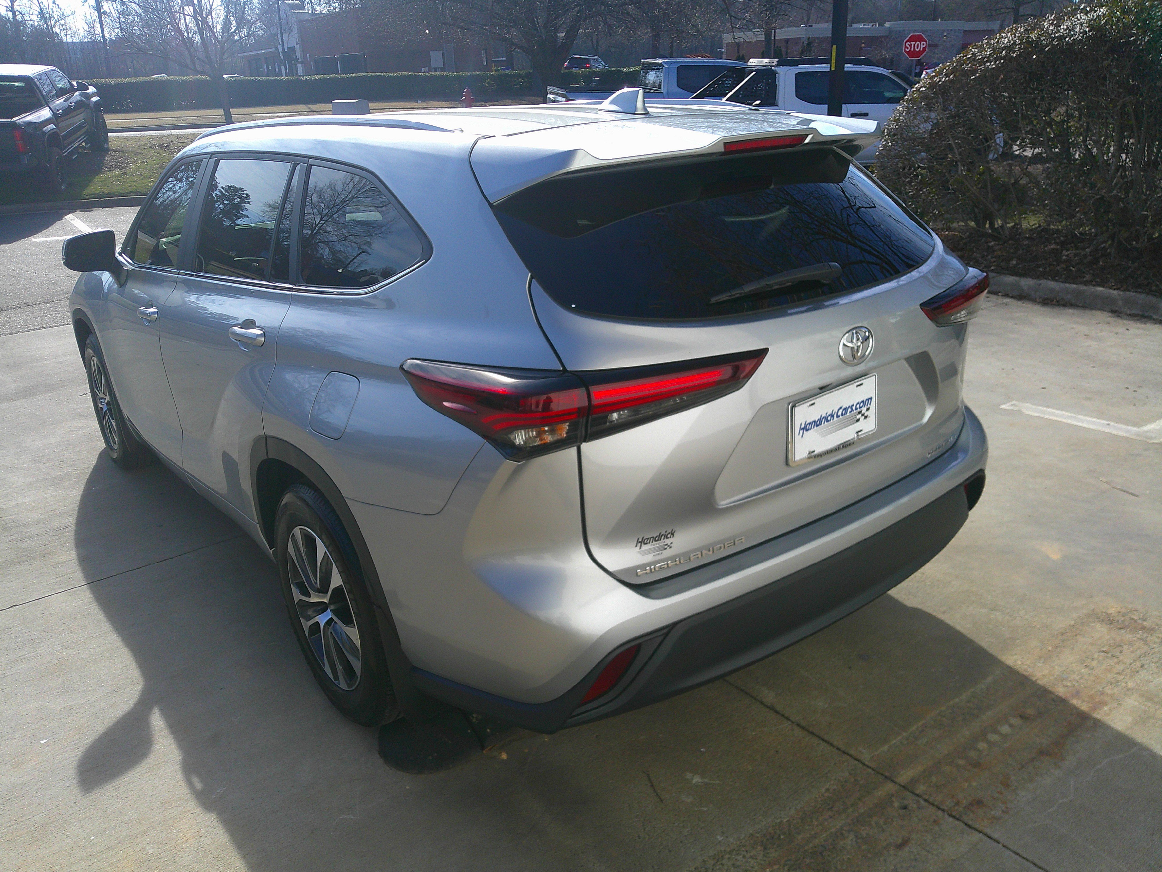 Used 2024 Toyota Highlander XLE image 9