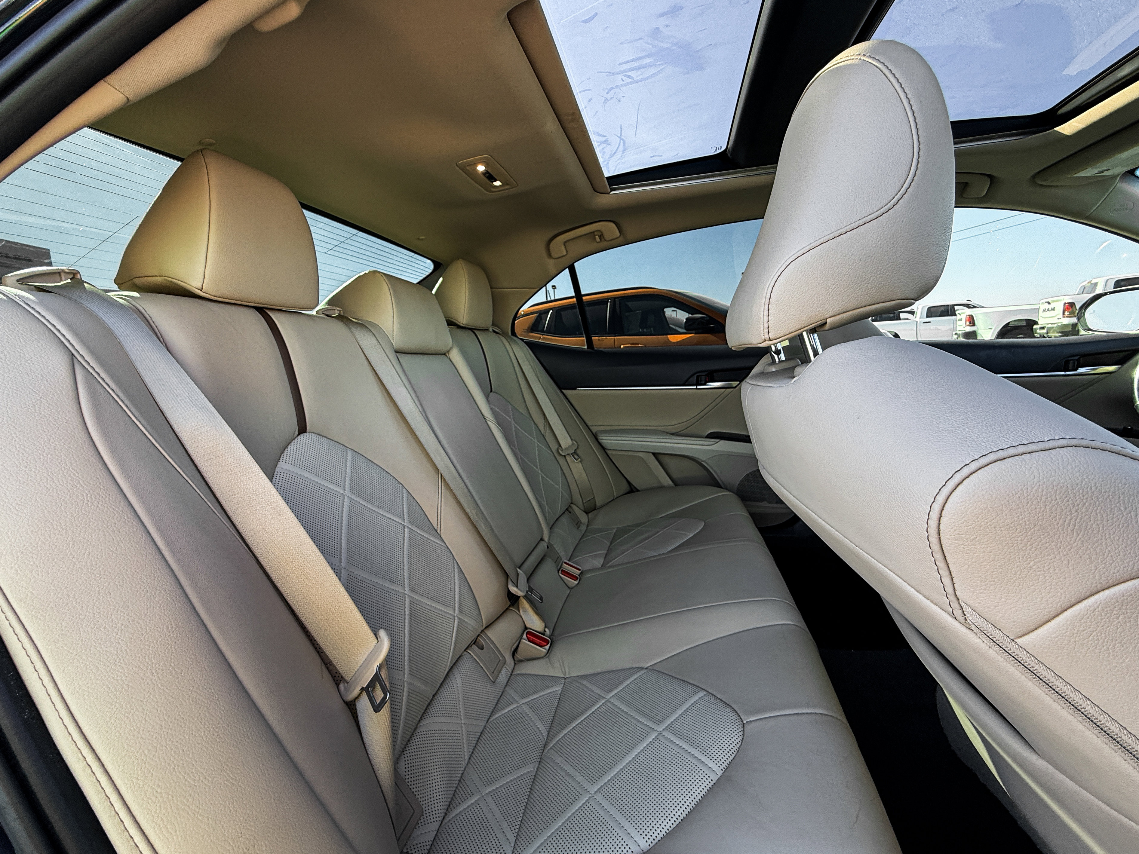 Used 2018 Toyota Camry XLE image 15