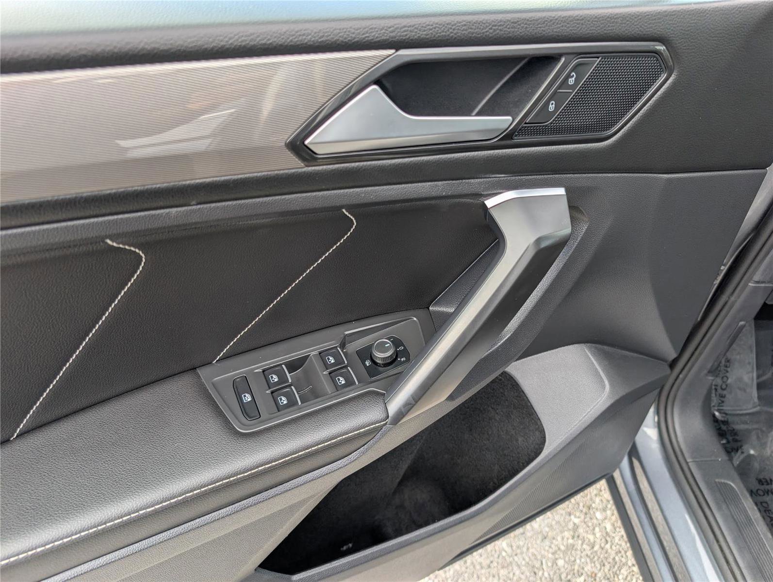 Used 2023 Volkswagen Tiguan SE w/ Panoramic Sunroof Package image 19