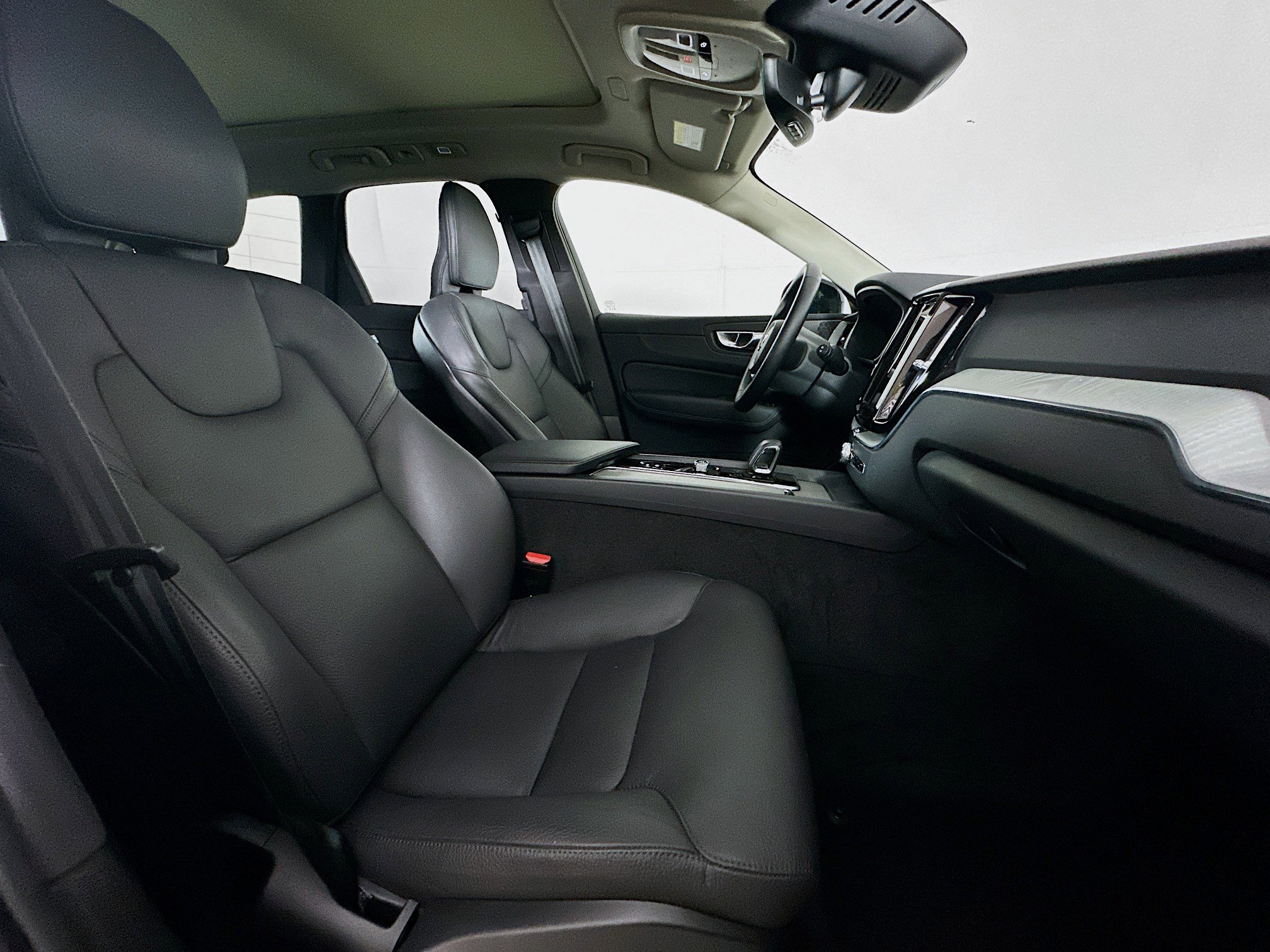 Used 2025 Volvo XC60 B5 Plus image 32