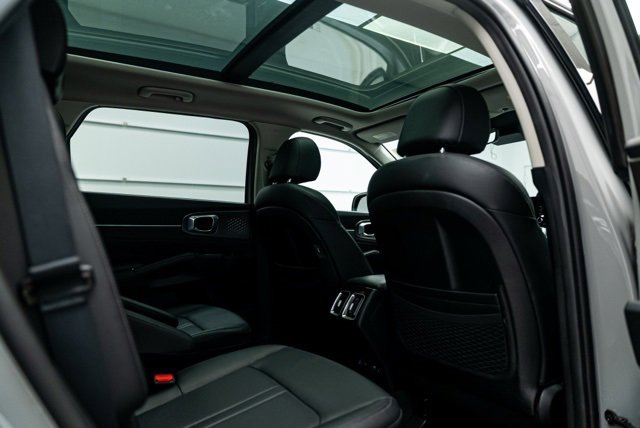 Used 2023 Kia Sorento SX image 19