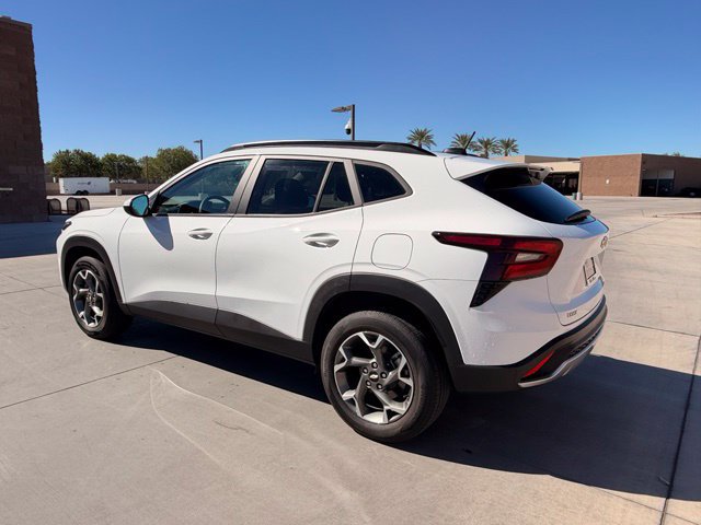 Used 2025 Chevrolet Trax LT FWD image 9