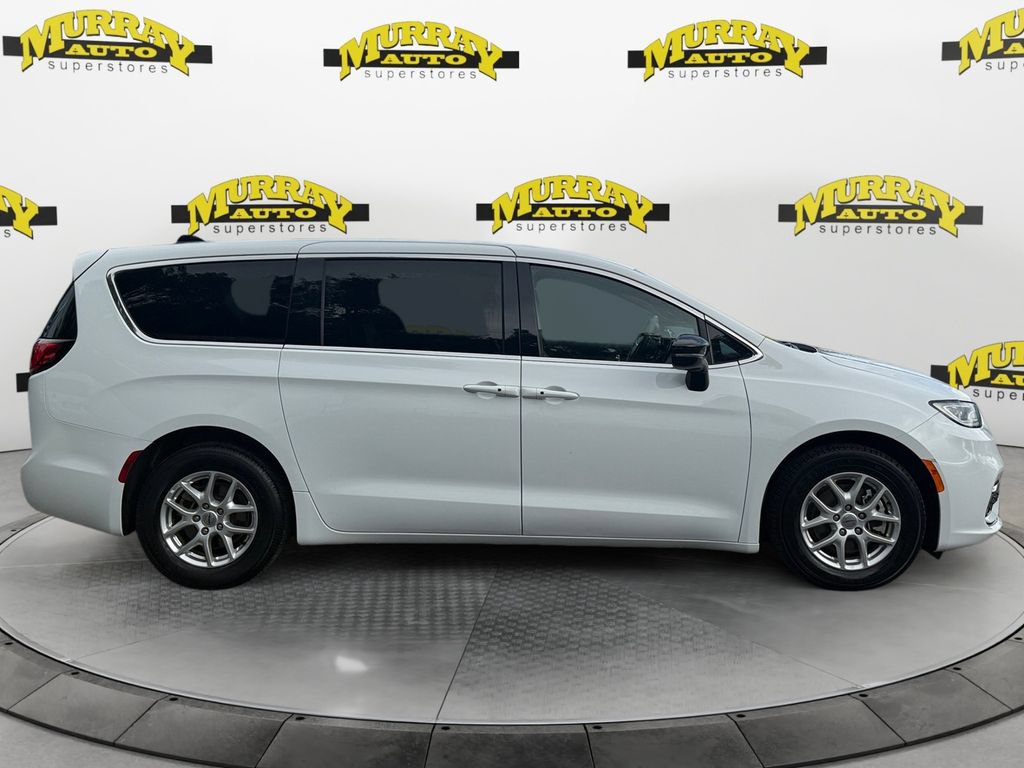 Used 2025 Chrysler Pacifica Select FWD image 6