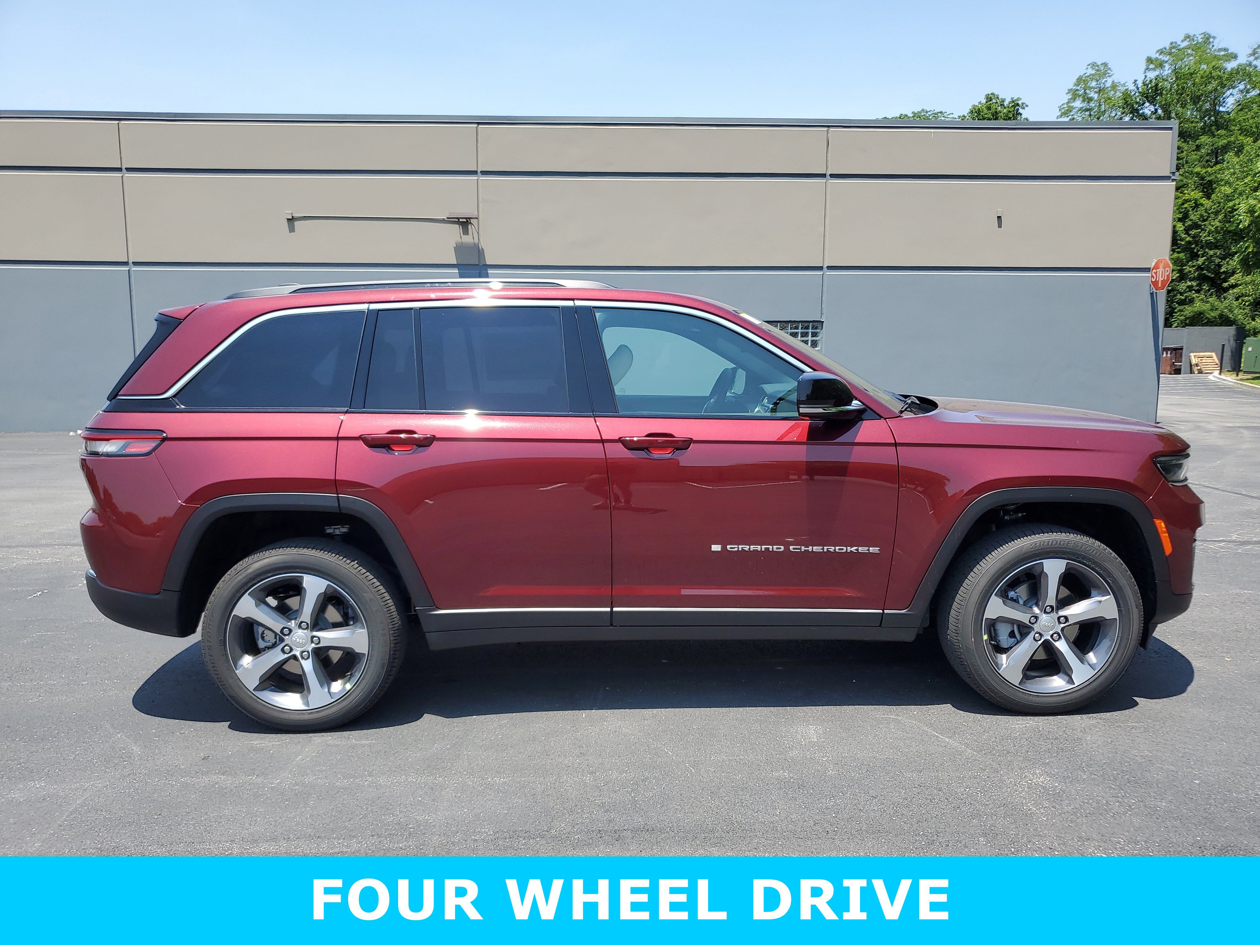 New 2025 Jeep Grand Cherokee Limited image 3