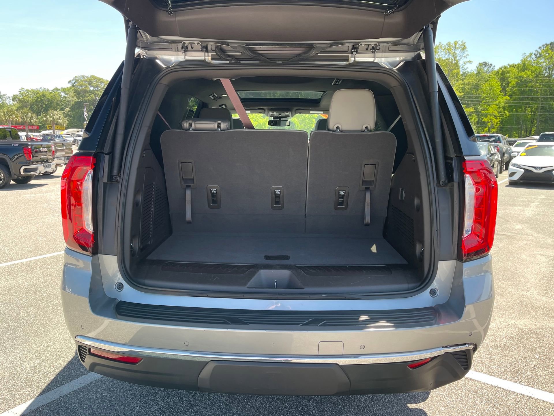 Used 2023 GMC Yukon SLT image 23