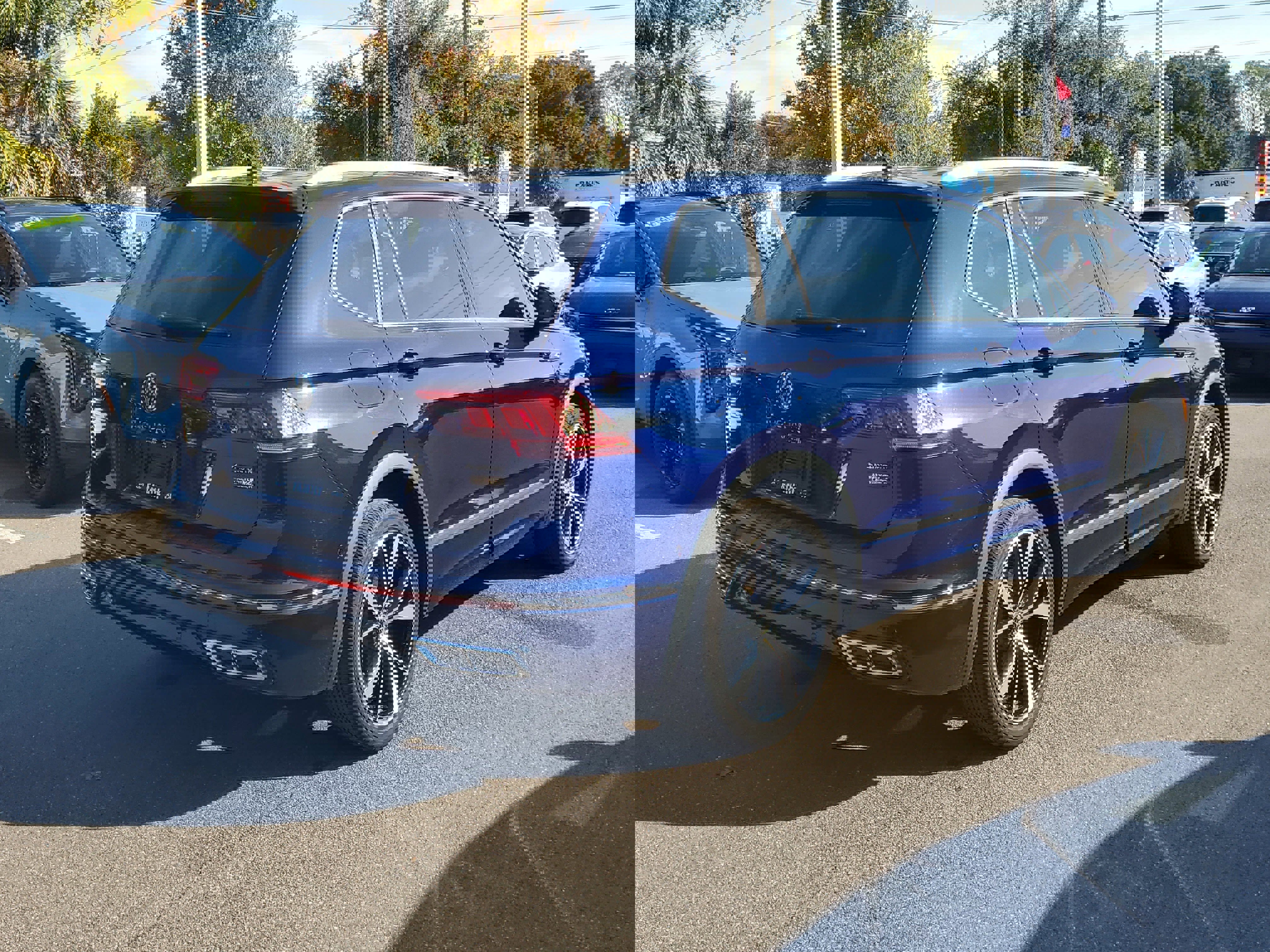 Used 2022 Volkswagen Tiguan SEL R-Line image 6