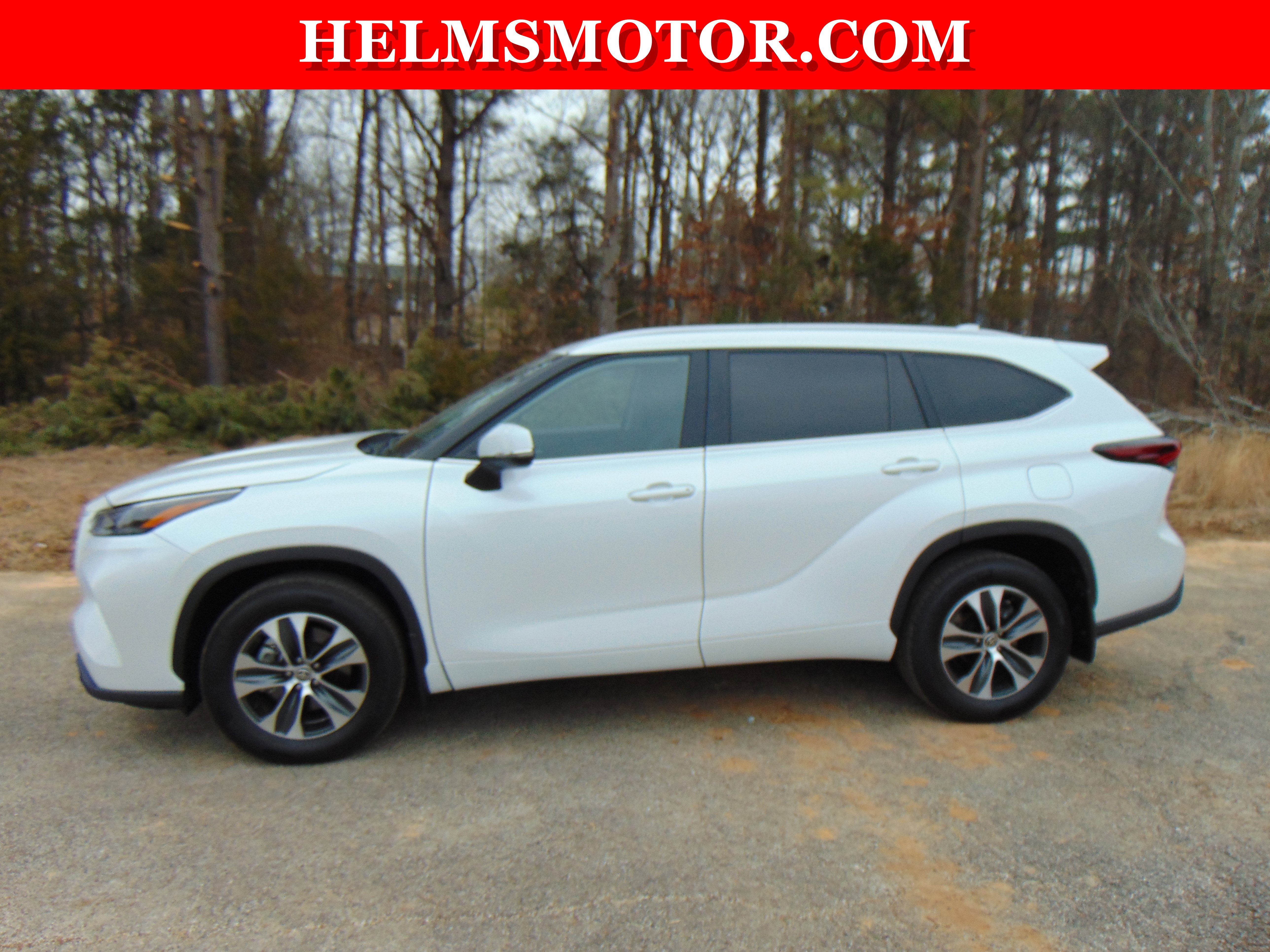 Used 2025 Toyota Highlander XLE image 3