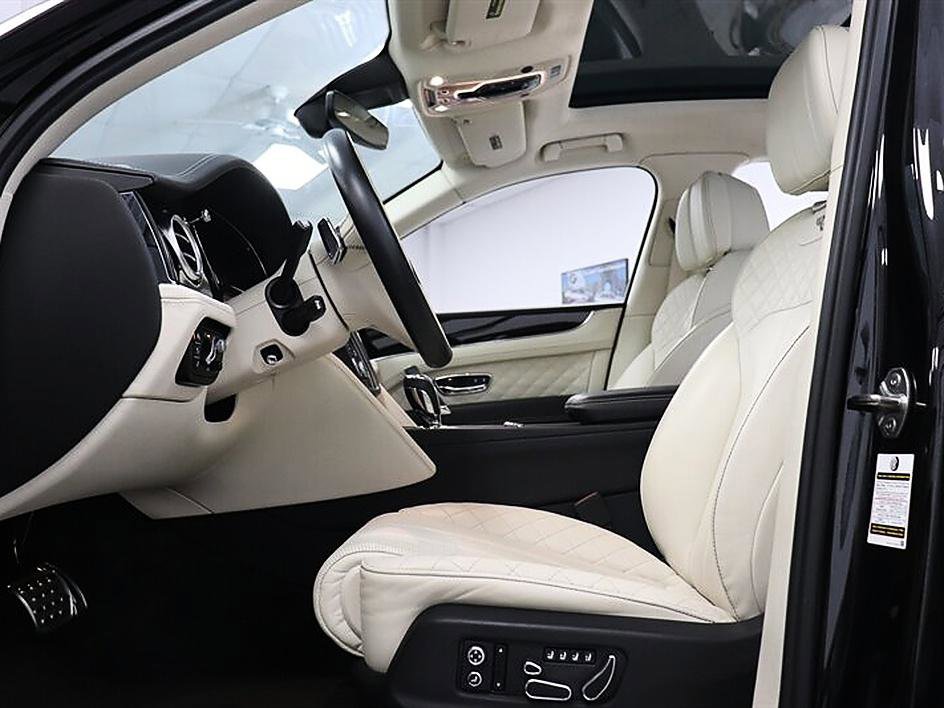 Used 2019 Bentley Bentayga AWD/4WD image 17